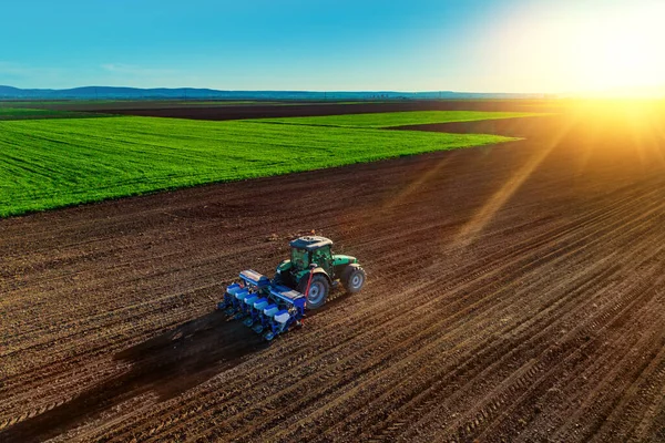 Agricultor Tractor Preparando Tierras Cultivo Con Semillero Para Próximo Año — Foto de Stock