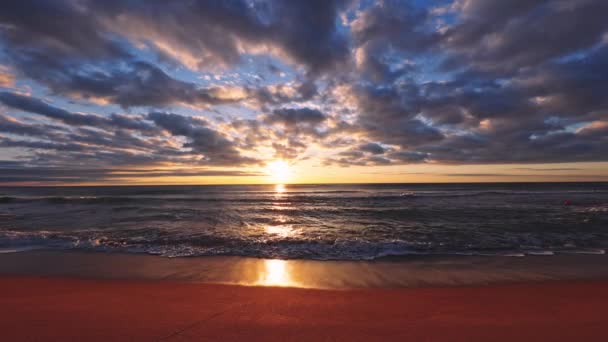 Hermoso Amanecer Sobre Mar Playa Puesta Sol Sobre Olas Oceánicas — Vídeos de Stock