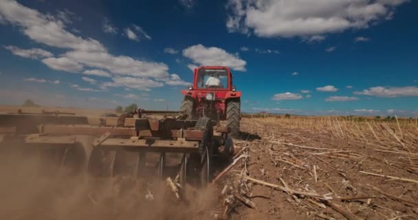 Tractor Trabajando Campo Tractor Aró Tierra Arrastrando Suelo — Vídeos de Stock