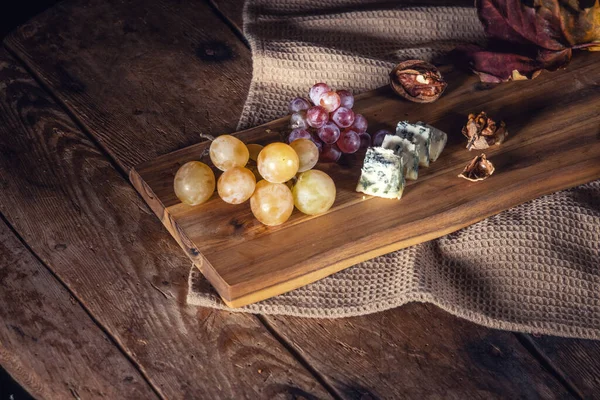 Draufsicht Auf Trauben Und Käse Auf Holztisch — Stockfoto