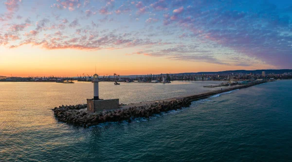 Bulgaristan Varna Kentinde Gün Batımında Deniz Fenerinin Hava Manzarası — Stok fotoğraf