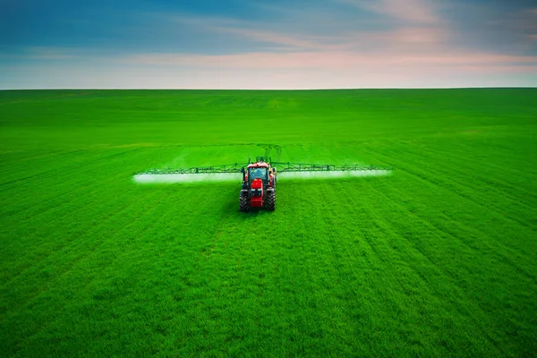 Vista Aérea Lavoura Trator Agrícola Pulverização Campo — Fotografia de Stock