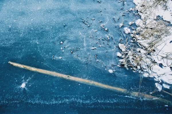 Παγωμένη Λίμνη Τρύπες Και Δέντρα Στην Επιφάνεια Του Νερού — Φωτογραφία Αρχείου