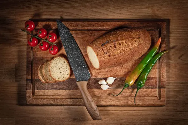 Pão Trigo Integral Caseiro Tábua Corte Madeira Com Faca Legumes — Fotografia de Stock