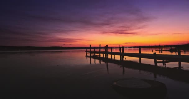 Jezioro Drewniany Pomost Malownicze Zachody Słońca Brzegi Plaży — Wideo stockowe