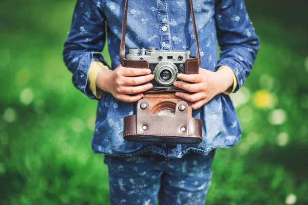 Klein Meisje Met Oude Vintage Camera Maakt Foto Van Omringende — Stockfoto
