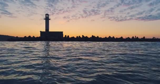 Vuurtoren Zeegolven Stadsverlichting Baken Bij Het Kuststrand Varna Bulgarije — Stockvideo