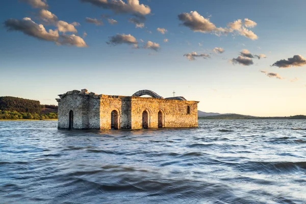 Chiesa Abbandonata Nella Diga Jrebchevo Bulgaria — Foto Stock