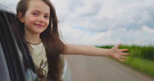 Criança Feliz Liberdade Desfrutando Férias Família Primavera Verão Viajar Pelo — Vídeo de Stock