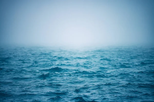 Woda Morska Poranną Mgłą — Zdjęcie stockowe