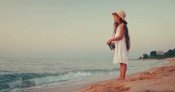 Girl White Dress Old Vintage Camera Filming Beautiful Sunrise Beach — 비디오