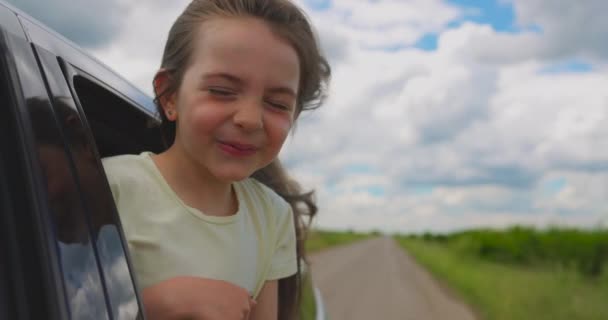 Ευτυχισμένο Παιδί Που Ταξιδεύει Αυτοκίνητο Ανοιχτό Παράθυρο Ανεμοβόλα Μαλλιά Του — Αρχείο Βίντεο