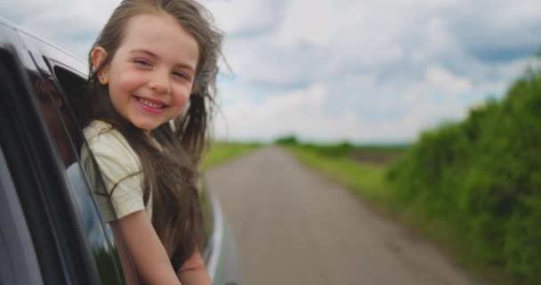 Wycieczka Dziećmi Szczęśliwa Dziewczynka Cieszyć Się Podróżować Samochodem Rodzinne Wakacje — Wideo stockowe
