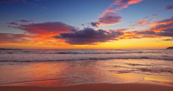 劇的な雲と太陽の光で景色の海のビーチカラフルな日の出 — ストック動画