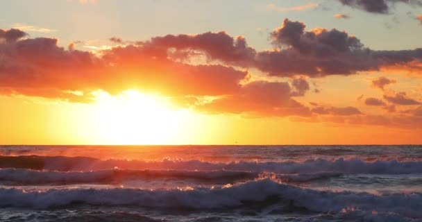 Naturskönt Hav Strand Färgglada Soluppgång Med Dramatiska Molnlandskap Och Solstrålar — Stockvideo