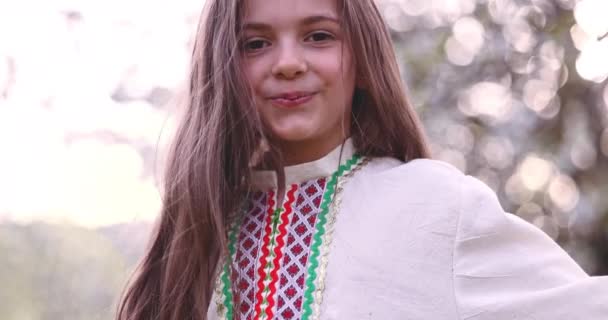 Sorrindo Menina Bonita Florescendo Árvores Primavera Rosas Mulher Búlgara Com — Vídeo de Stock