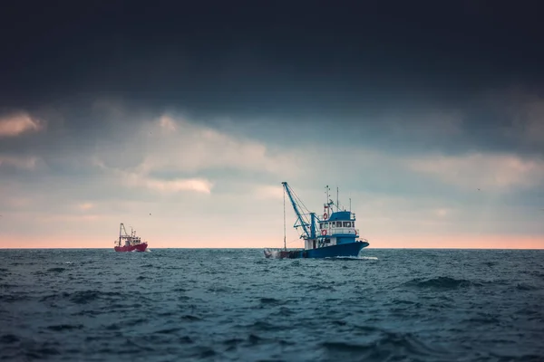 Barco Pesca Pescador Mar Manhã Nebulosa Sobre Água — Fotografia de Stock