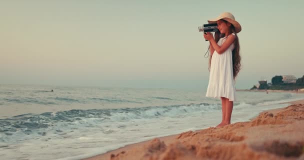 Κορίτσι Λευκό Φόρεμα Και Μακριά Μαλλιά Κάνοντας Εικόνες Και Βίντεο — Αρχείο Βίντεο