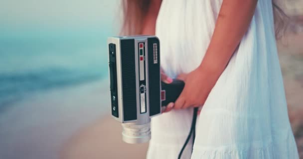 Ragazza Con Abito Bianco Capelli Lunghi Fare Foto Video Con — Video Stock