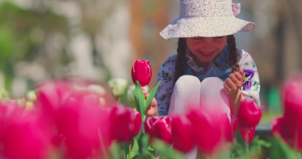 Laleler Çiçek Bahçesinde Mutlu Bir Kız — Stok video