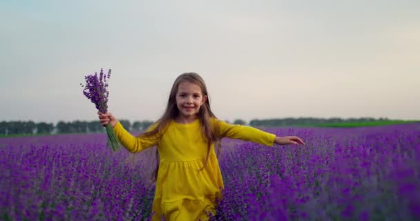 Menina Feliz Está Correndo Campo Lavanda Com Buquê Nas Mãos — Vídeo de Stock