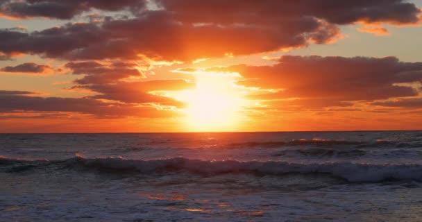 Océano Playa Amanecer Con Nubes Cielo Colorido Rayos Sol Orilla — Vídeos de Stock