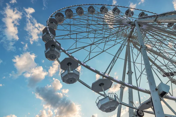 Τροχός Ferris Μπλε Ουρανό Και Σύννεφα — Φωτογραφία Αρχείου