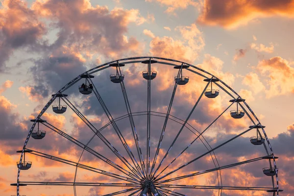 Ferris Wheel Felhők Égen Drámai Naplemente Felhő Táj — Stock Fotó