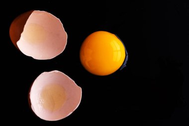 Siyah arka planda yumurta. Yemek pişirmek..