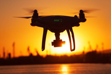 Uçan Drone ve günbatımı gökyüzü
