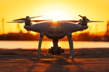 Dron ve günbatımı denizin üzerinde