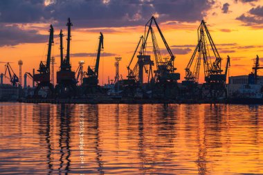 Renkli günbatımı üzerinde liman ve endüstriyel Vinçler, Varna, Bulgaristan