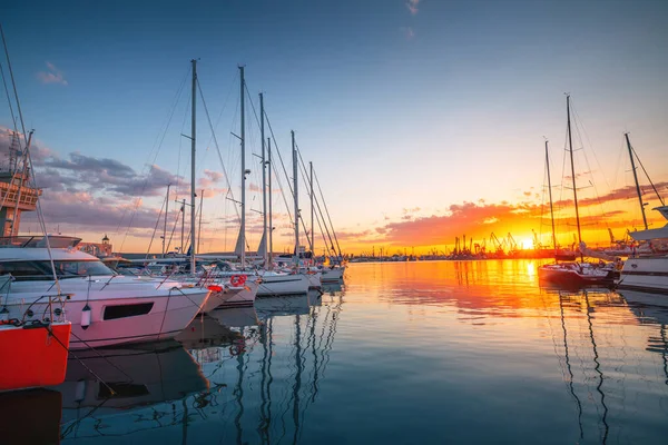 Yachthamnen Och Vacker Solnedgång Över Varna Bulgarien Segelbåt Hamnen Många — Stockfoto