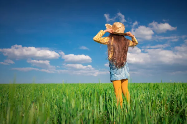 Zelená Pšenice Pole Krajina Šťastný Farmář Dívka Hrát Slámou Klobouk — Stock fotografie