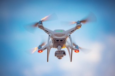 Gökyüzünde uçan bir dron