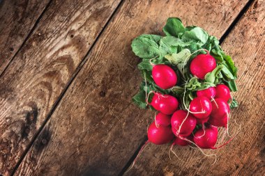Taze organik turp demeti ahşap masa ve siyah arka plan manzarası üzerinde izole edilmiş.