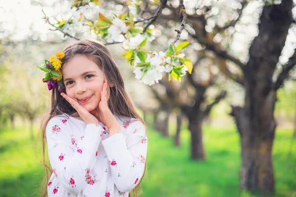 과수원에서 꽃피는 나무를 즐기는 아름다운 소녀는 행복하다 들에서 의상을 불가리아 — 스톡 사진