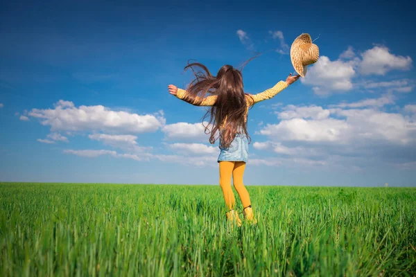 Grönt Vete Fält Landskap Och Glad Bonde Flicka Leker Med — Stockfoto