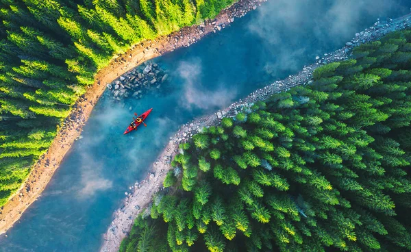 从空中俯瞰高山河流和森林中的漂流船或独木舟 文娱活动和露营 — 图库照片