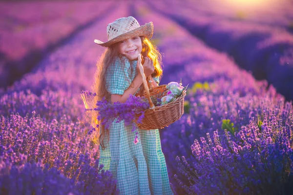 Menina Feliz Com Vestido Desfrutando Campo Lavanda Com Buquê Flores — Fotografia de Stock