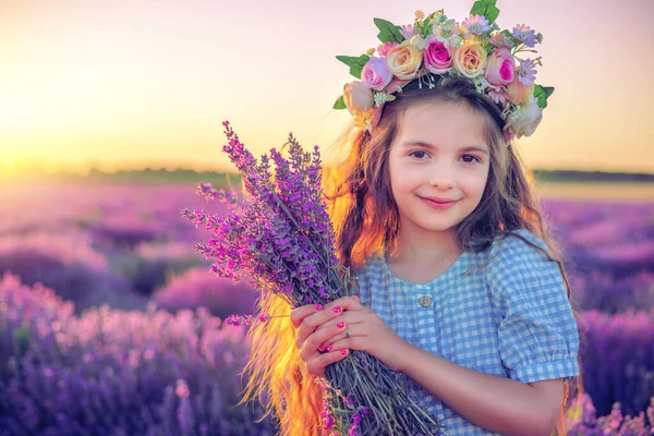 Glückliches Kleines Mädchen Mit Kleid Genießt Lavendelfeld Mit Blumenstrauß — Stockfoto