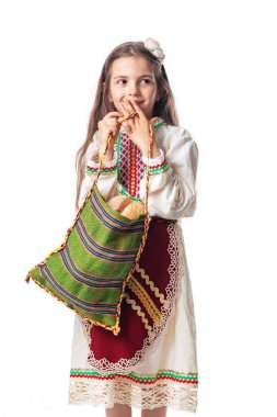 Geleneksel folklor elbiseli Bulgar kadın veya genç kız ellerinde altın buğday ve taze pişirilmiş ev yapımı ekmek