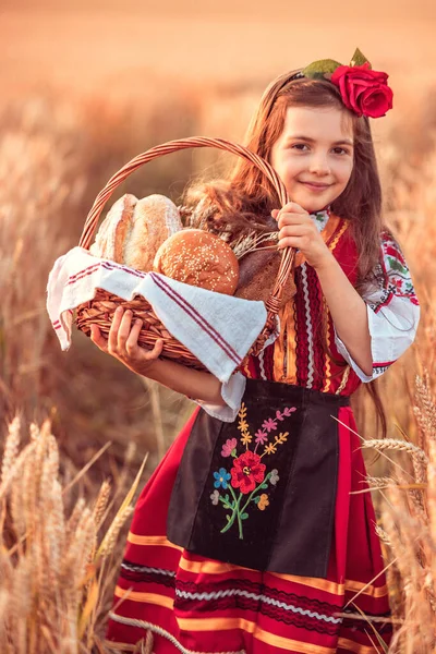 Красива Дівчина Традиційному Болгарському Фольклорному Вбранні Чорним Кошиком Домашніми Хлібинами — стокове фото