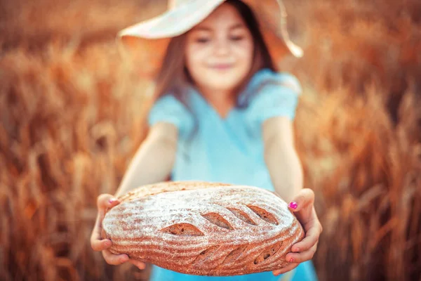 Kadın Fırıncı Dişi Çiftçi Organik Buğday Tarlasında Yapımı Ekmek Tutuyor — Stok fotoğraf