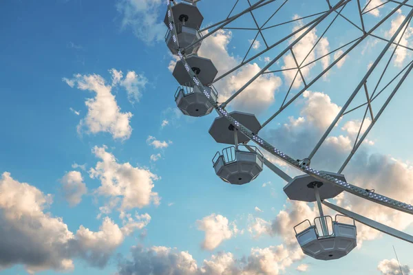 Roda Gigante Com Céu Azul Nuvens — Fotografia de Stock