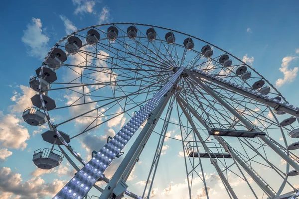 Ruota Panoramica Con Cielo Blu Nuvole — Foto Stock