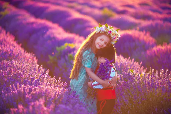 Retrato Menino Menina Traje Tradicional Folclore Búlgaro Campo Lavanda Durante — Fotografia de Stock