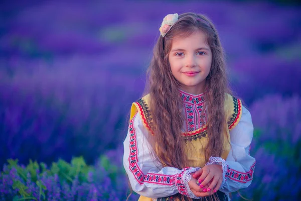 快乐的小女孩 身穿连衣裙 欣赏着花束点缀的薰衣草田 — 图库照片