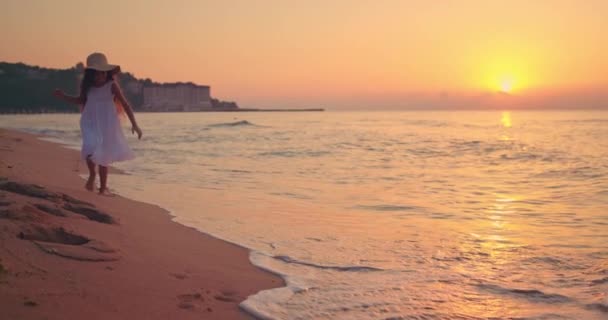 Океанський Ранковий Схід Сонця Щаслива Дівчинка Йде Пляжний Морський Пісок — стокове відео