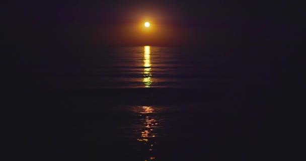 Crepúsculo Del Mar Luna Llena Subiendo Sobre Olas Onduladas Del — Vídeos de Stock